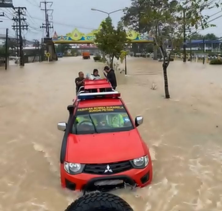 陈喜麟赴合艾救援 水位高救援困难重重