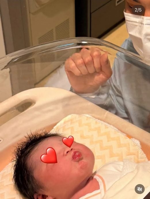 陈奕女儿萌照曝光 陪产紧张到头晕流泪