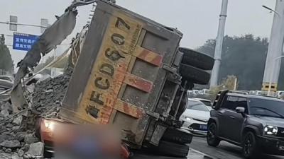 限15公吨却载77公吨 砂石车翻覆压死女老师