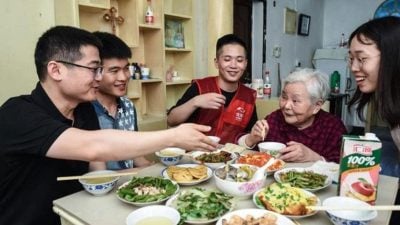 陪伴老人提供情绪价值 中国“外包儿女”服务悄然兴起