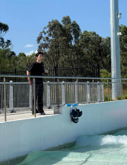 陪何超莲澳洲冲浪 窦骁打破婚变传闻