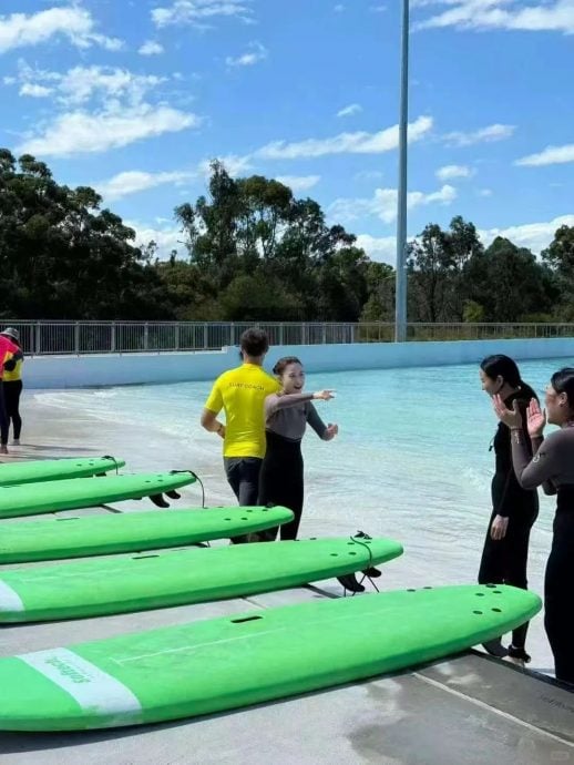 陪何超莲澳洲冲浪 窦骁打破婚变传闻