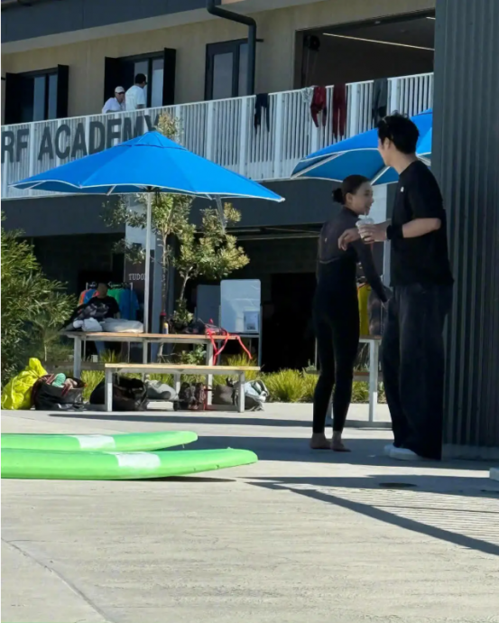 陪何超莲澳洲冲浪 窦骁打破婚变传闻