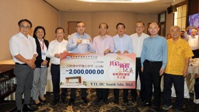 陆兆福代杨忠礼集团移交   隆中华分校获200万建设金