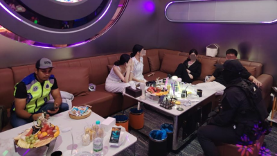 隆警凌晨突击6娱乐场所 捕陪酒女郎等14人