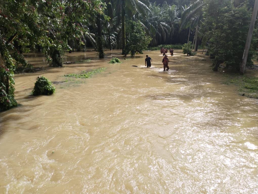雨停水不退 16人移往救灾中心