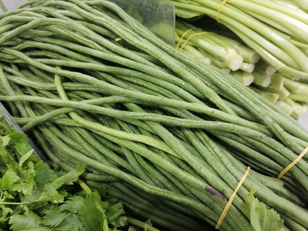 雨季影响收成，关丹长豆、羊角豆涨价，市场供需平稳。