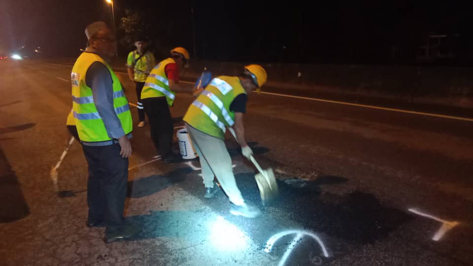 雨水连绵 沙白5号公路现逾千路洞 多车爆胎