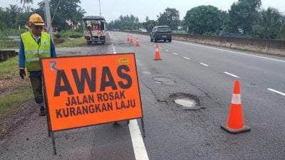 雨水连绵 沙白5号公路现逾千路洞 多车爆胎