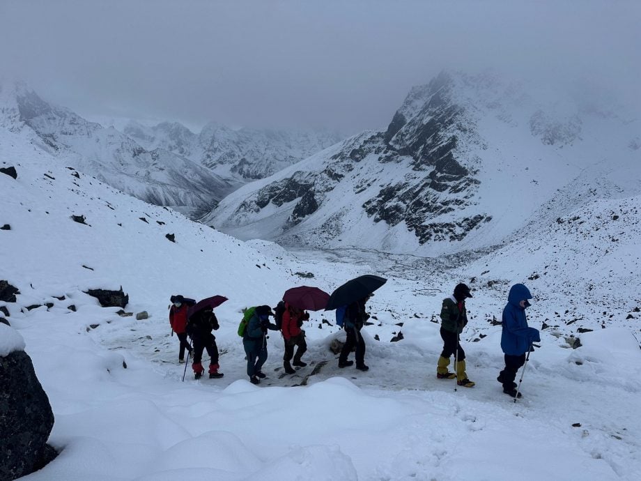零下21度积雪深厚 神山搜救队登上珠峰营