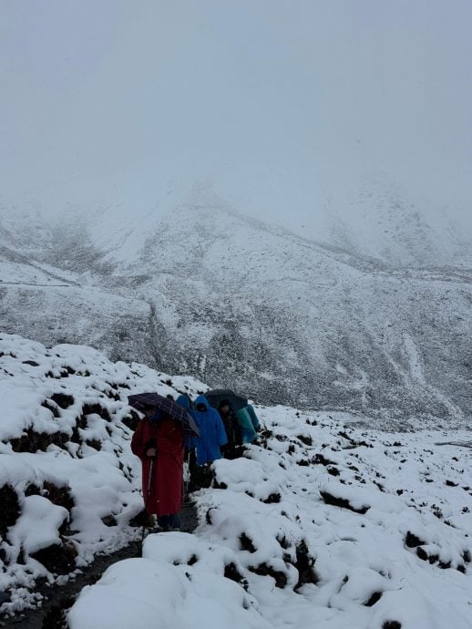 零下21度积雪深厚 神山搜救队登上珠峰营