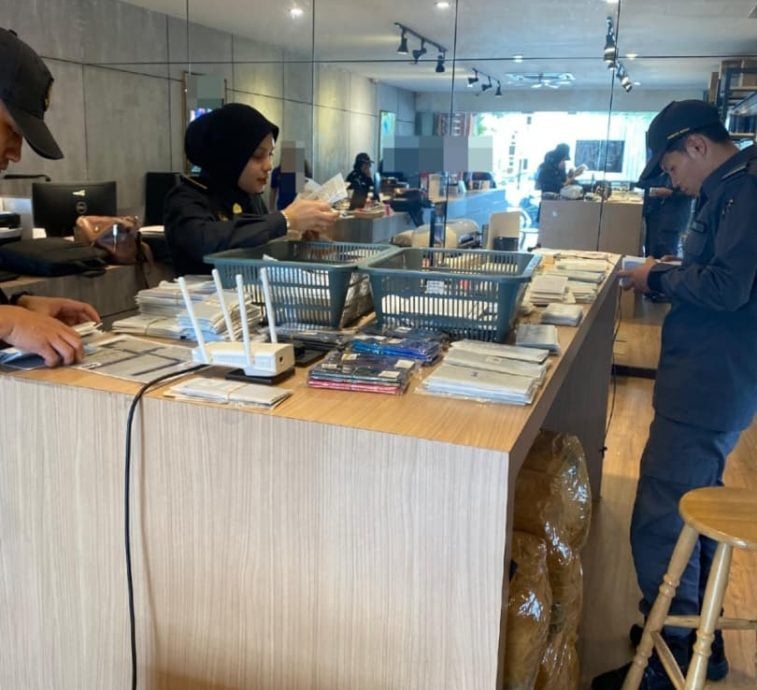 霹内贸局取缔假冒手机配件 充公总额逾2.7万