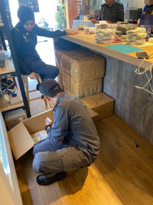 霹内贸局取缔假冒手机配件 充公总额逾2.7万