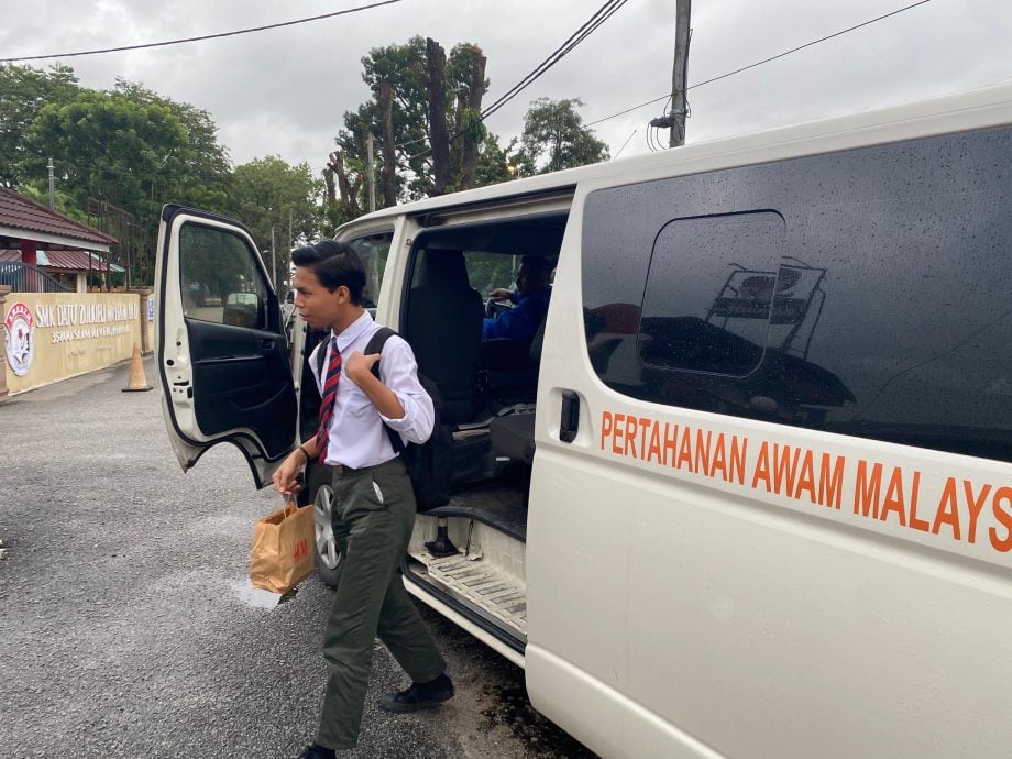 霹州水灾|民防部队载送 9名SPM考生顺利赴考