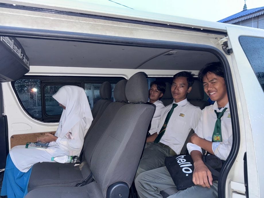 霹州水灾|民防部队载送 9名SPM考生顺利赴考