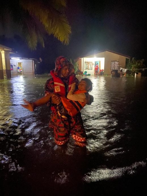 霹洪水肆虐 消拯员奋力救援受困居民
