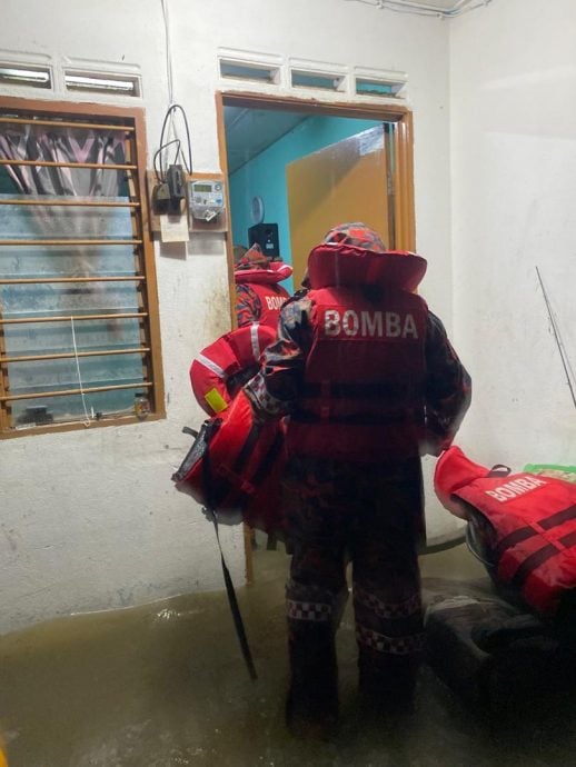 霹洪水肆虐 消拯员奋力救援受困居民