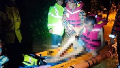 霹洪水肆虐 消拯员奋力救援受困居民