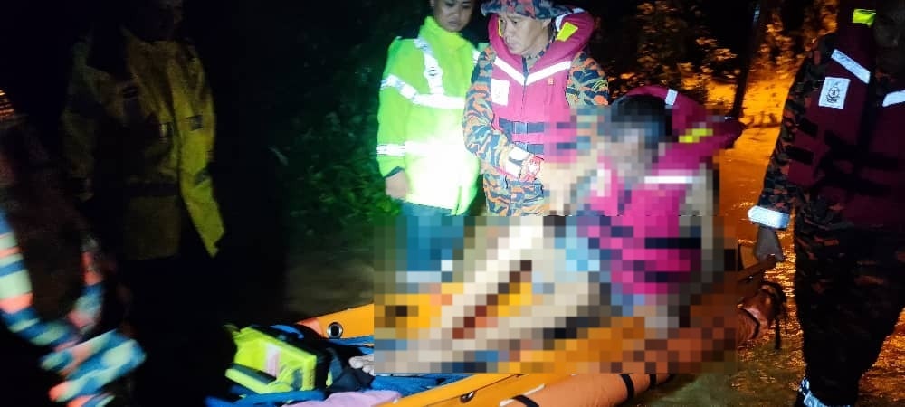 霹洪水肆虐 消拯员奋力救援受困居民