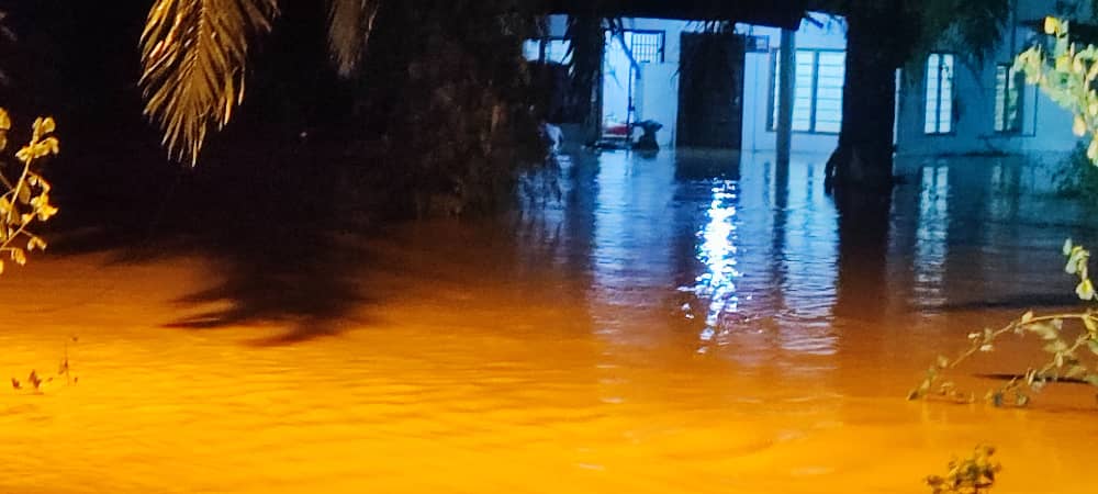 霹洪水肆虐 消拯员奋力救援受困居民