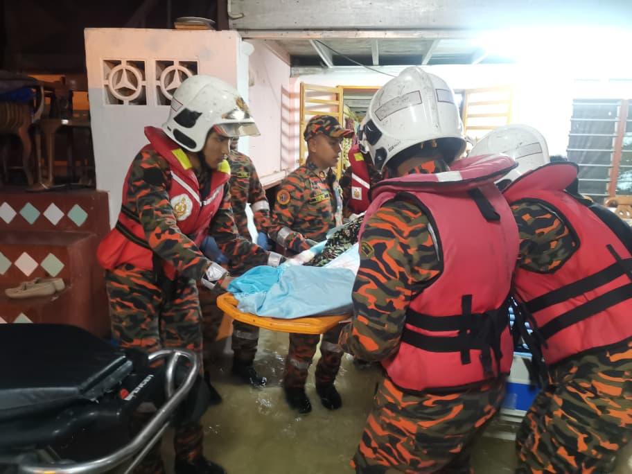 霹洪水肆虐 消拯员奋力救援受困居民