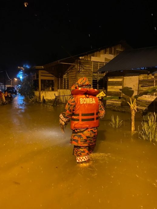霹洪水肆虐 消拯员奋力救援受困居民