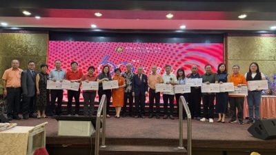 霹留台同学会60周年文华之夜   1.2万捐11教育单位