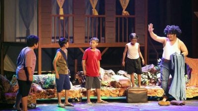 霹苏丹与苏丹后莅临   观赏LAT《甘榜男孩》舞台剧