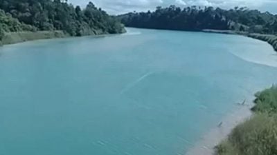 霹雳河泛“蓝”疑与采矿有关 环境局：还在等化验报告