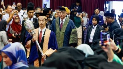 霹苏丹颁授表彰贡献  东姑麦润获荣誉法学博士