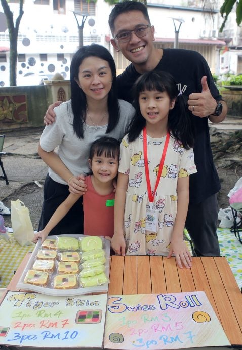 霹： 小小老板亲子市集    孩子当小老板体验买卖乐趣