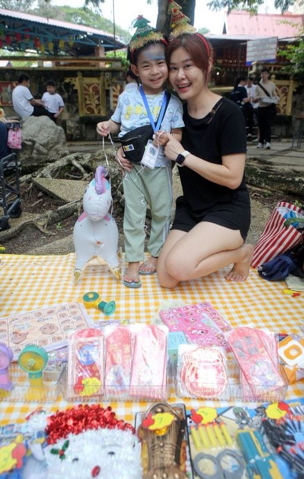 霹： 小小老板亲子市集    孩子当小老板体验买卖乐趣