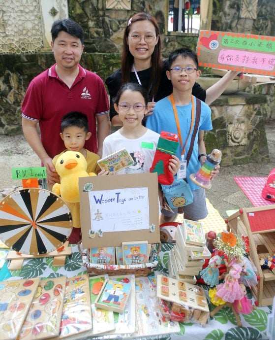 霹： 小小老板亲子市集    孩子当小老板体验买卖乐趣