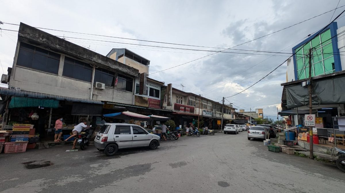 霹：4日见报∕封底主文∕新村美化动起来∕太平十八丁