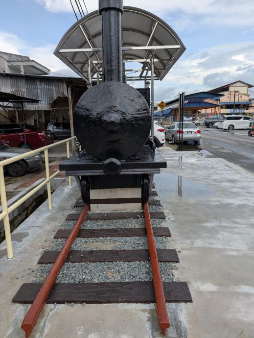 霹：4日见报∕封底主文∕新村美化动起来∕太平十八丁