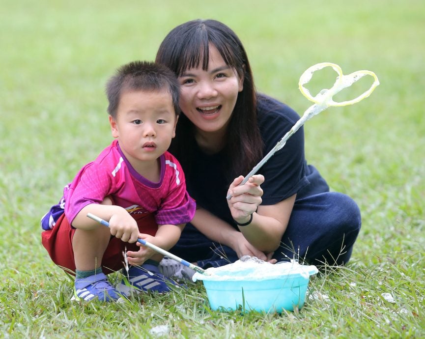 霹:封面主文∕周末怡保公园热闹 成市民悠闲充电站