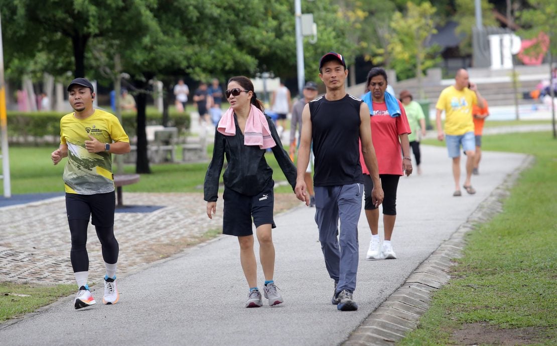 霹:封面主文∕周末怡保公园热闹 成市民悠闲充电站