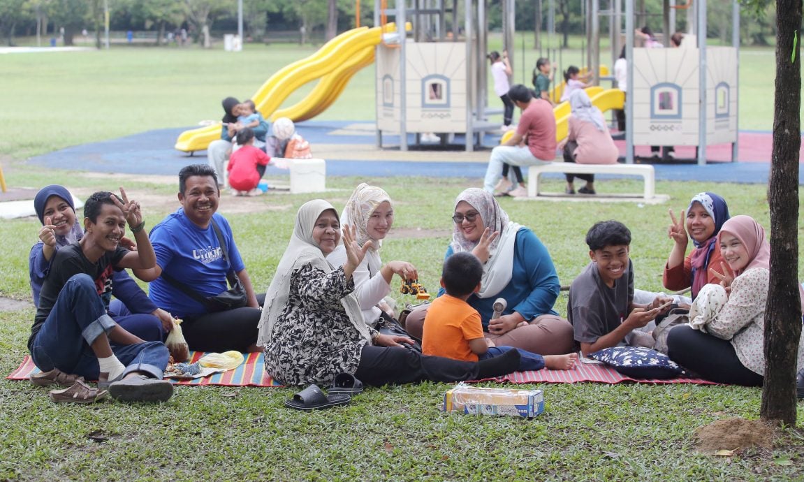 霹:封面主文∕周末怡保公园热闹 成市民悠闲充电站