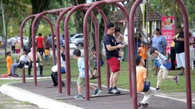 怡公园周末好热闹  运动休闲成市民“充电站”