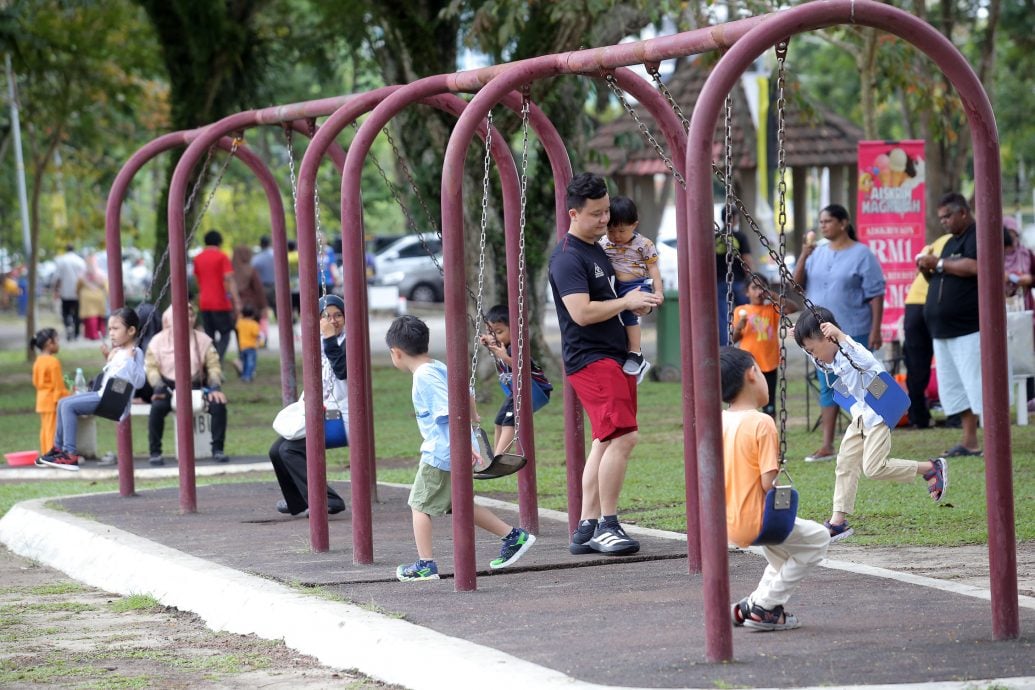 霹:封面主文∕周末怡保公园热闹 成市民悠闲充电站