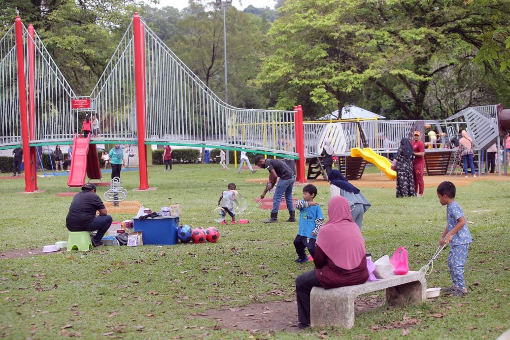 霹:封面主文∕周末怡保公园热闹 成市民悠闲充电站