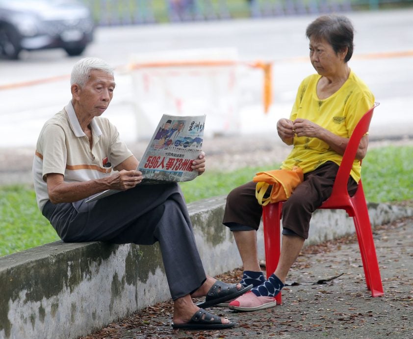 霹:封面主文∕周末怡保公园热闹 成市民悠闲充电站