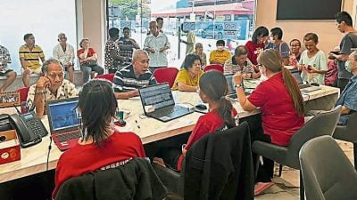 助爱心援金受惠者更新资料   议员服务中心 超忙