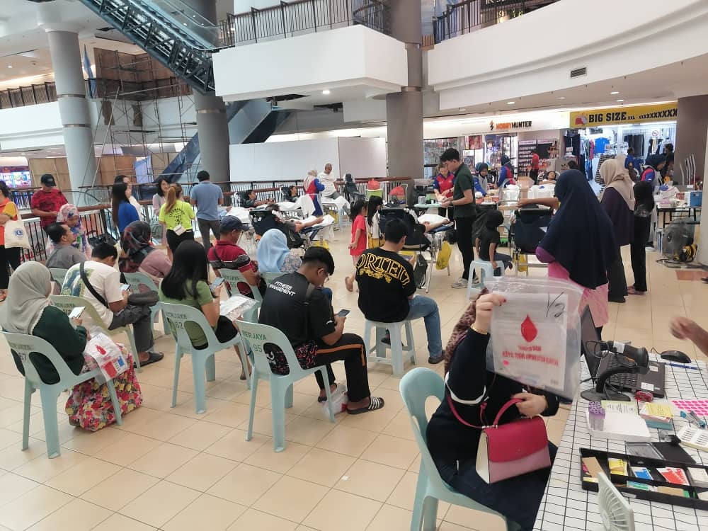 青运阿亦布爹支会与关丹美都狮子会联办捐血运动，获得115包血。