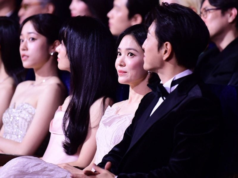 青龙奖|淡定观旧爱放闪 宋慧乔靠生图封神 