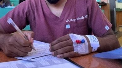 静脉插针仍坚守岗位 超敬业医生网民心疼