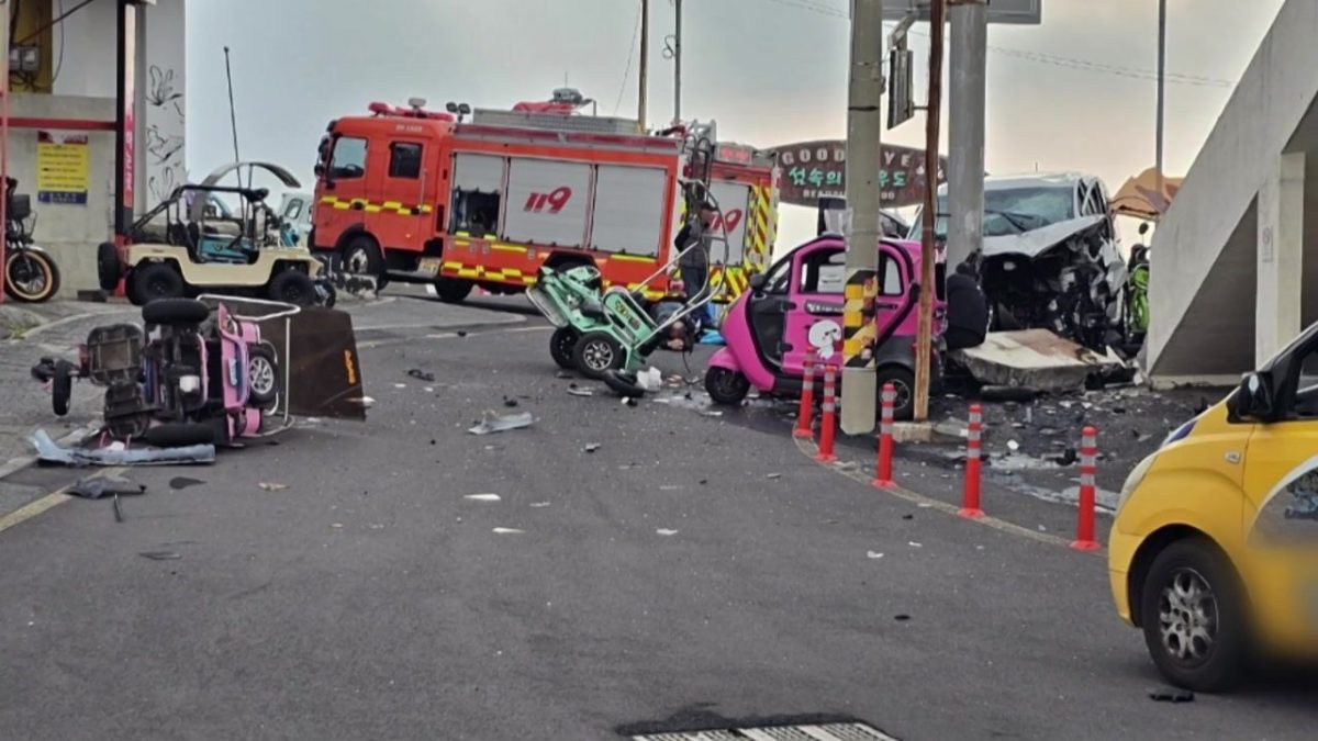 韩国济州惊传严重车祸 失控车辆冲撞人群酿3死10伤