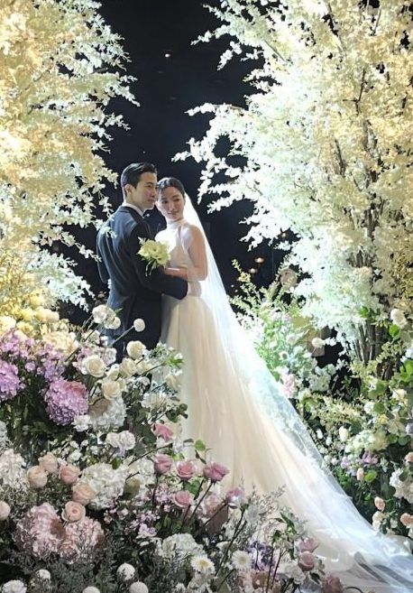 韩娱再添演员夫妻档 《鱿鱼游戏2》李云山甜娶韩瑞伊	