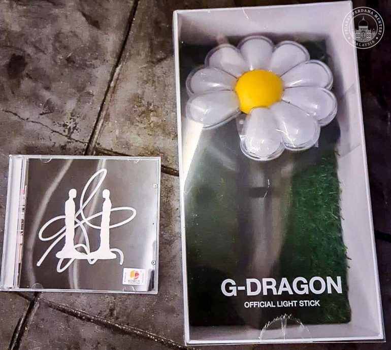 首相也哈韩！ 晒G-Dragon应援棒引热议