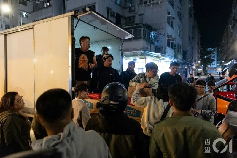 香港大火民众“排成人链”传物资 网赞：香港人真的很有爱